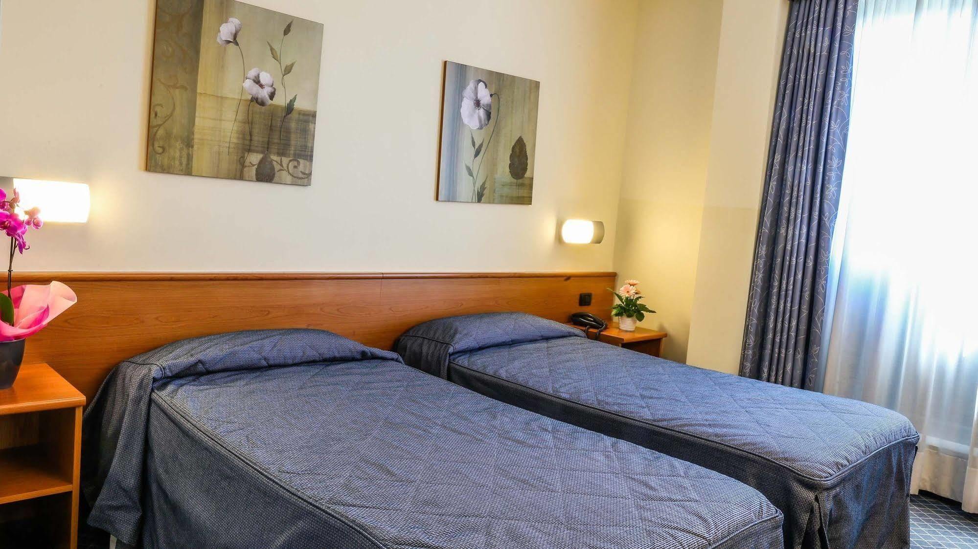 Hotel Gallia Pianezza Bagian luar foto